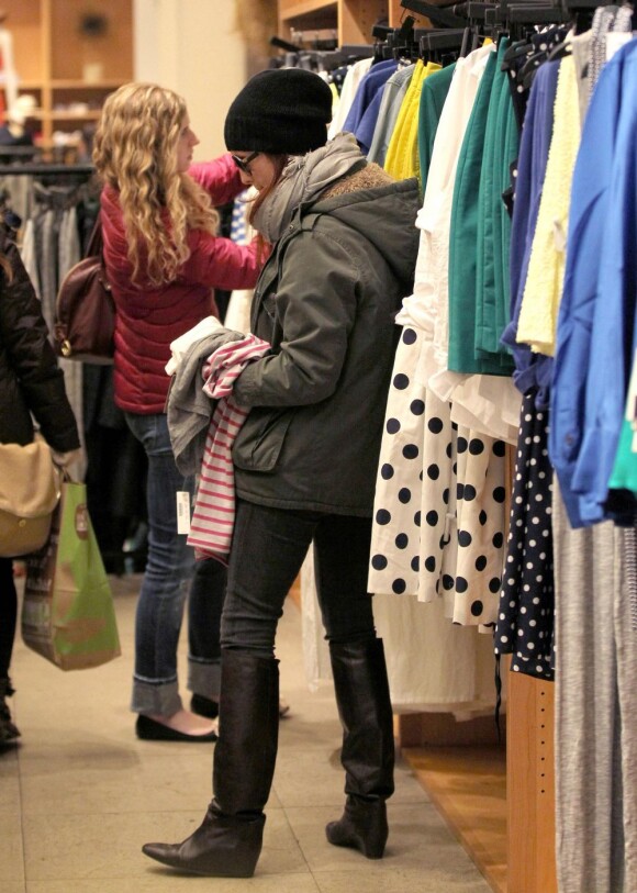 Julianne Moore essaie des tenues dans une boutique J. Crew à New York, le 16 mars 2012.