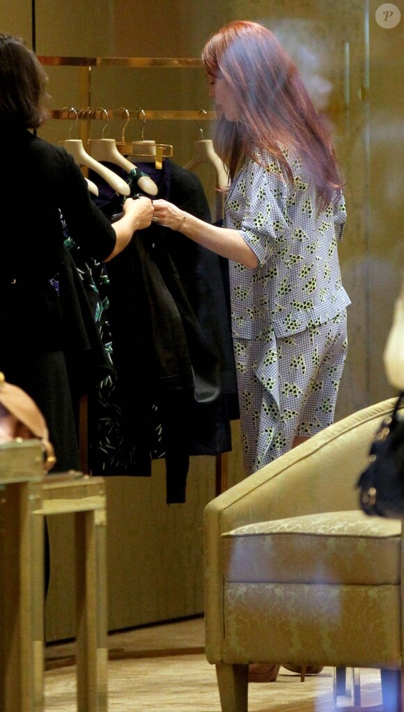 Julianne Moore fait un petit shopping dans une boutique J. Crew à New York, le 16 mars 2012.
