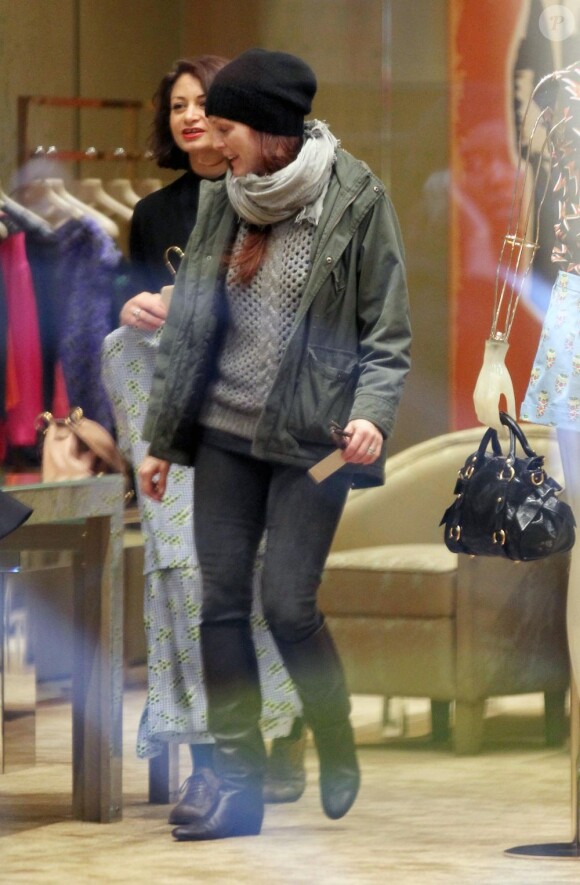 Julianne Moore en mode shopping dans une boutique J. Crew à New York, le 16 mars 2012.