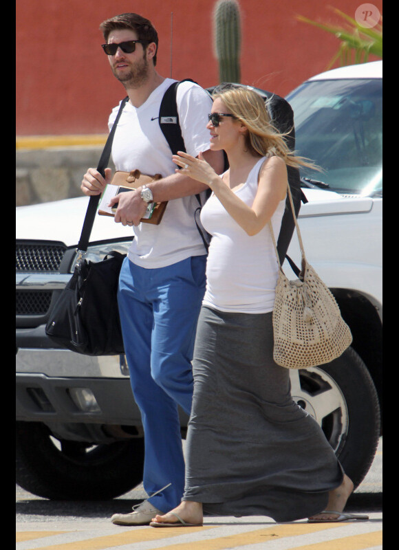 Kristin Cavallari et Jay Cutler, jeunes beaux et heureux fiancés sous le soleil de Cabo, au Mexique. Mars 2012