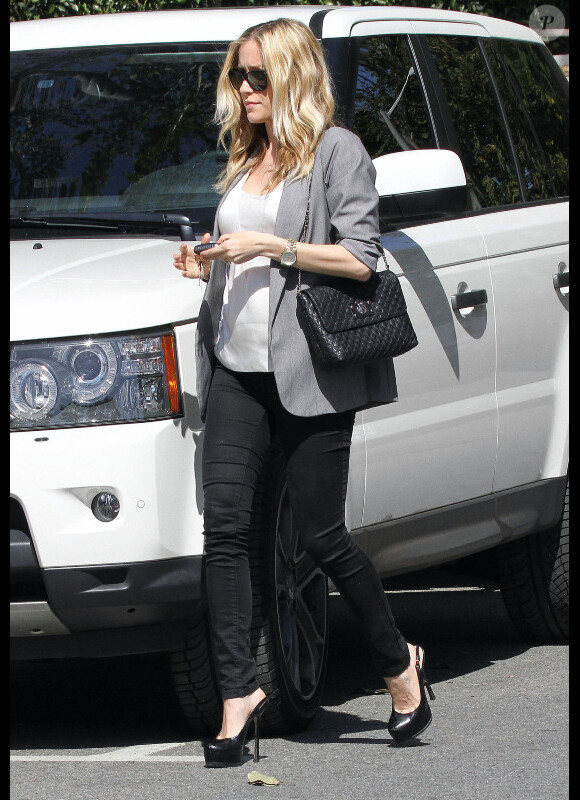 Kristin Cavallari, stylée à la descente de son Range Rover, sort déjeuner dans un restaurant de Los Angeles. Mars 2012
