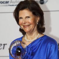 La reine Silvia, fière jeune grand-mère, superbe pour recevoir son Steiger Award