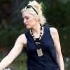 Gwen Stefani rejoint sa voiture après avoir emmené ses fils à une fête dans les bois, le 4 mars 2012 à Los Angeles