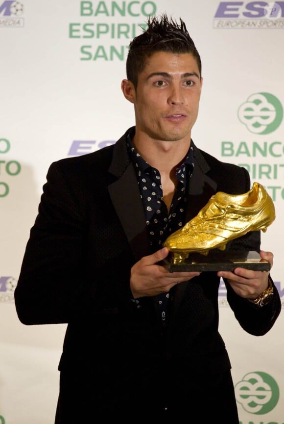 Cristiano Ronaldo, Soulier d'Or en 2011 mais en bronze sur le plan des revenus, avec tout de même 29,2 millions d'euros. Le bi-hebdomadaire France Football a publié dans son édition du 20 mars 2012 le palmarès des stars du foot les mieux payées sur l'année écoulée...