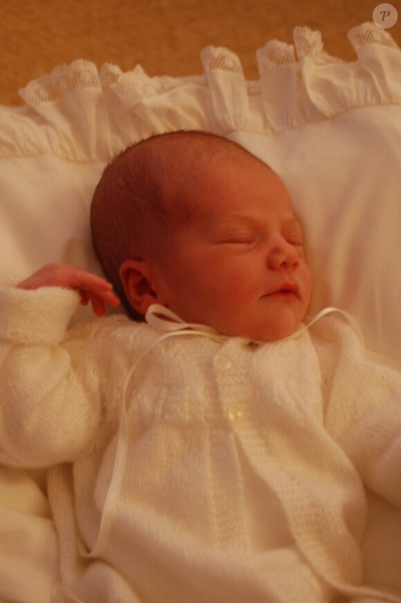 La princesse Estelle de Suède prise en photo le 27 février 2012, quatre jours après sa naissance. Son baptême aura lieu à la chapelle royale le 22 mai.