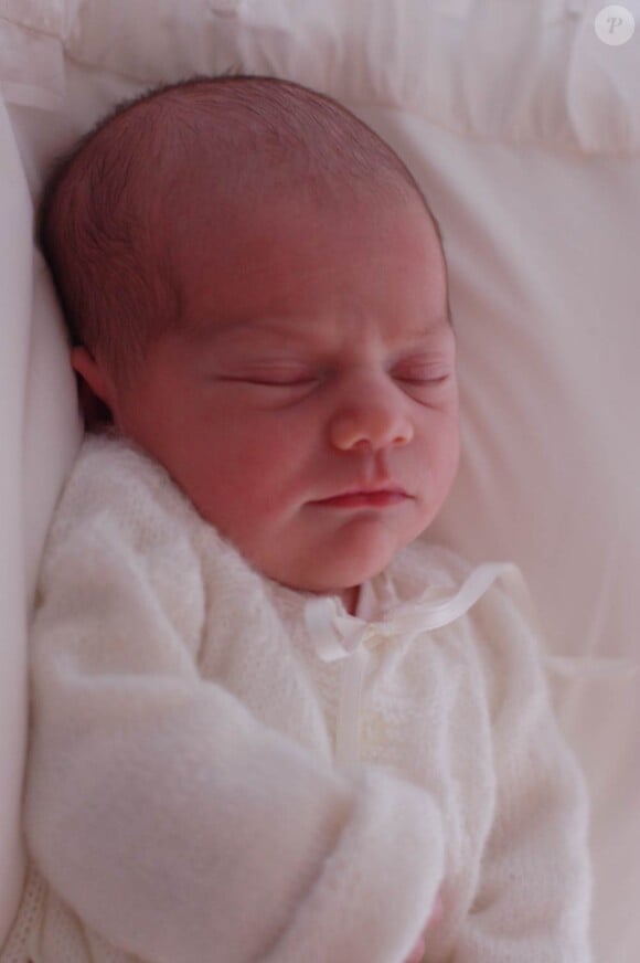 La princesse Estelle de Suède prise en photo le 27 février 2012, quatre jours après sa naissance. Son baptême aura lieu à la chapelle royale le 22 mai.