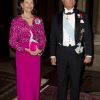 La reine Silvia et le roi Carl XVI Gustaf de Suède à leur arrivée au palais pour  le second dîner officiel de l'année, en mars 2012.