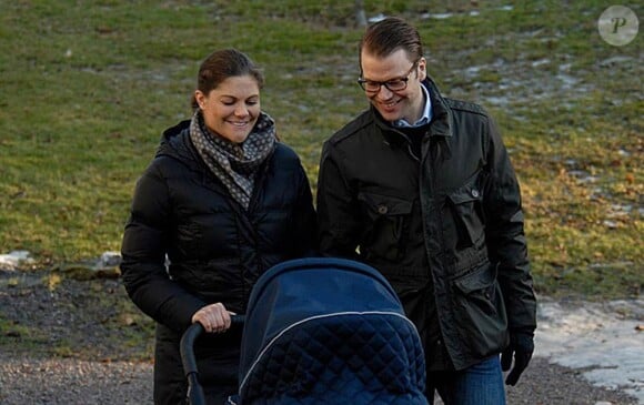 La princesse Victoria et le prince Daniel de Suède en promenade dans le parc du palais Haga quelques jours après la naissance de leur fille, la princesse Estelle, le 23 février 2012.