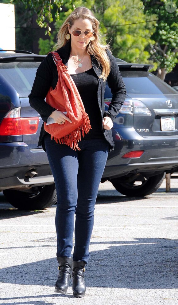 Elizabeth Berkley qui vient de déjeuner avec Cindy Crawford à Los Angeles, le 20 mars 2012.