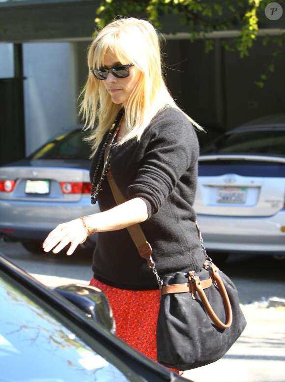 Reese Witherspoon est bien enceinte sur ces images du 21 mars à la sortie de sa propriété.