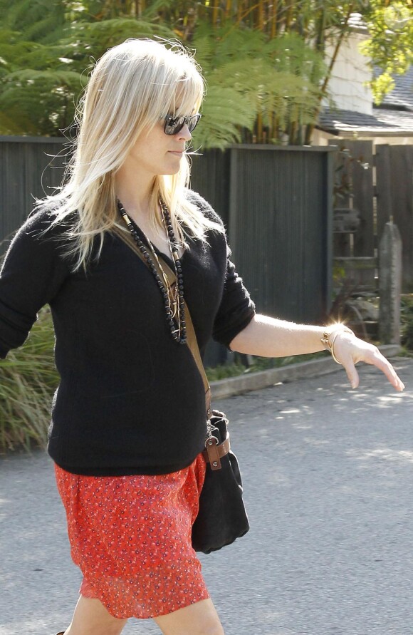 Reese Witherspoon paraît bien enceinte sur ces images du 21 mars à la sortie de sa propriété.