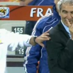 Raymond Domenech refuse de serrer la main du Brésilien Carlos Alberto Parreira après que son équipe d'Afrique du Sud est éliminée la France lors de la Coupe du monde le 22 juin 2012