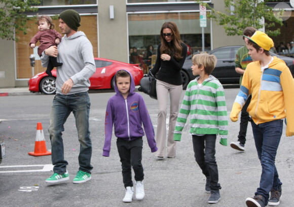 David et Victoria Beckham et leurs enfants Brooklyn, Romeo, Cruz et Harper le 17 mars 2012 à Los Angeles