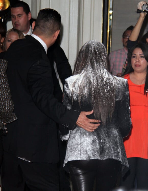 Kim Kardashian victime d'une attaque de farine le 22 mars de 2012 à l'Hotel Londres de West Hollywood