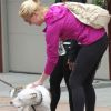Katherine Heigl caresse un chien qui l'a mordue, heureusement de manière inoffensive, à Los Angeles, le 23 mars 2012
