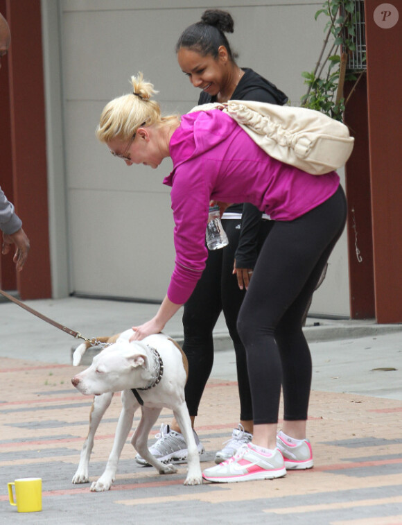 Katherine Heigl caresse un chien qui l'a mordue, heureusement de manière inoffensive, à Los Angeles, le 23 mars 2012