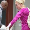 Katherine Heigl caresse un chien qui l'a mordue de manière inoffensive, à Los Angeles, le 23 mars 2012