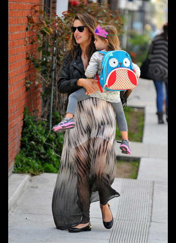 Alessandra Ambrosio, enceinte, et sa fille Anja dans ses bras se promènent dans les rues de Los Angeles