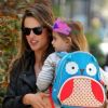 La sublime Alessandra Ambrosio, enceinte, et sa fille Anja se promènent dans les rues de Los Angeles