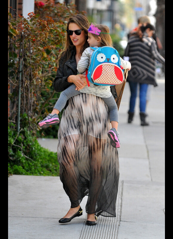 La sublime Alessandra Ambrosio, enceinte, et sa fille Anja se promènent dans les rues de Los Angeles