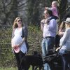 Peter Phillips et sa femme Autumn, enceinte de huit mois de leur deuxième enfant, étaient en promenade avec leur fille Savannah, 1 an, à l'hippodrome de Gatcombe le 24 mars 2012.
