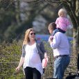 Peter Phillips et sa femme Autumn, qui doit accoucher imminemment, étaient en promenade avec leur fille Savannah, 1 an, à l'hippodrome de Gatcombe le 24 mars 2012.