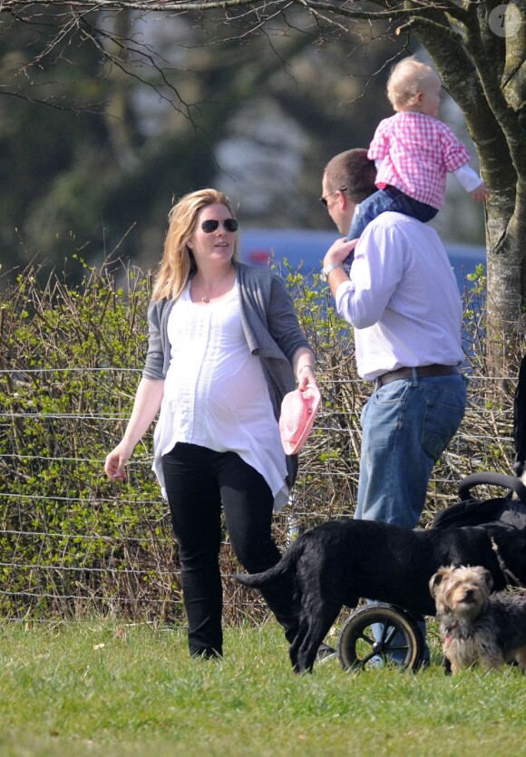 Peter Phillips et sa femme Autumn, qui doit accoucher imminemment, étaient en promenade avec leur fille Savannah, 1 an, à l'hippodrome de Gatcombe le 24 mars 2012.