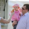 Peter Phillips et sa femme Autumn, qui doit accoucher imminemment, étaient en promenade avec leur fille Savannah, 1 an, à l'hippodrome de Gatcombe le 24 mars 2012.