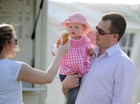 Peter Phillips et sa femme Autumn, qui doit accoucher imminemment, étaient en promenade avec leur fille Savannah, 1 an, à l'hippodrome de Gatcombe le 24 mars 2012.