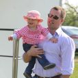 Le petit-fils de la reine Peter Phillips et sa femme Autumn, qui doit accoucher bientôt, étaient en promenade avec leur fille Savannah, 1 an, à l'hippodrome de Gatcombe le 24 mars 2012.