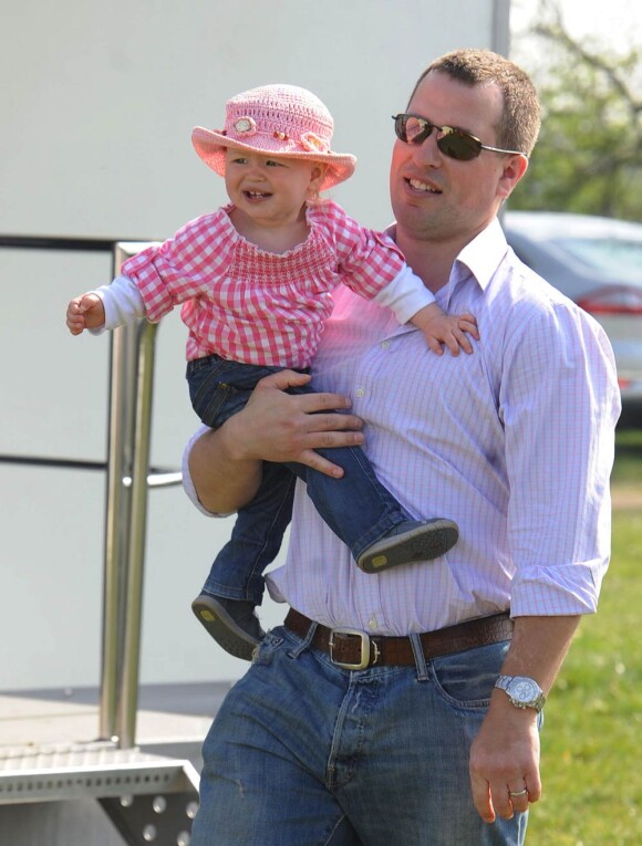 Le petit-fils de la reine Peter Phillips et sa femme Autumn, qui doit accoucher bientôt, étaient en promenade avec leur fille Savannah, 1 an, à l'hippodrome de Gatcombe le 24 mars 2012.