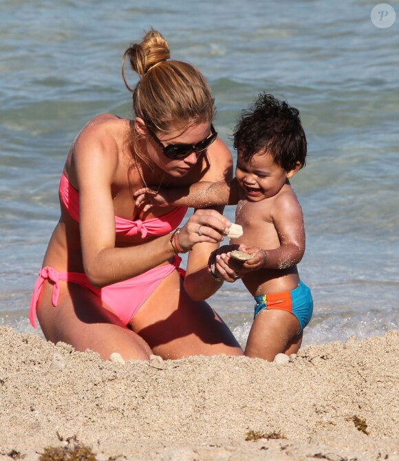 Doutzen Kroes et son fils Phyllon s'amusent sur une plage de Miami. Le 24 mars 2012.