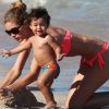 Doutzen Kroes et son fils Phyllon profitent des joies de la plage à Miami. Le 24 mars 2012.