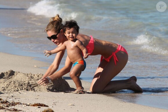 Doutzen Kroes et son fils Phyllon profitent des joies de la plage à Miami. Le 24 mars 2012.