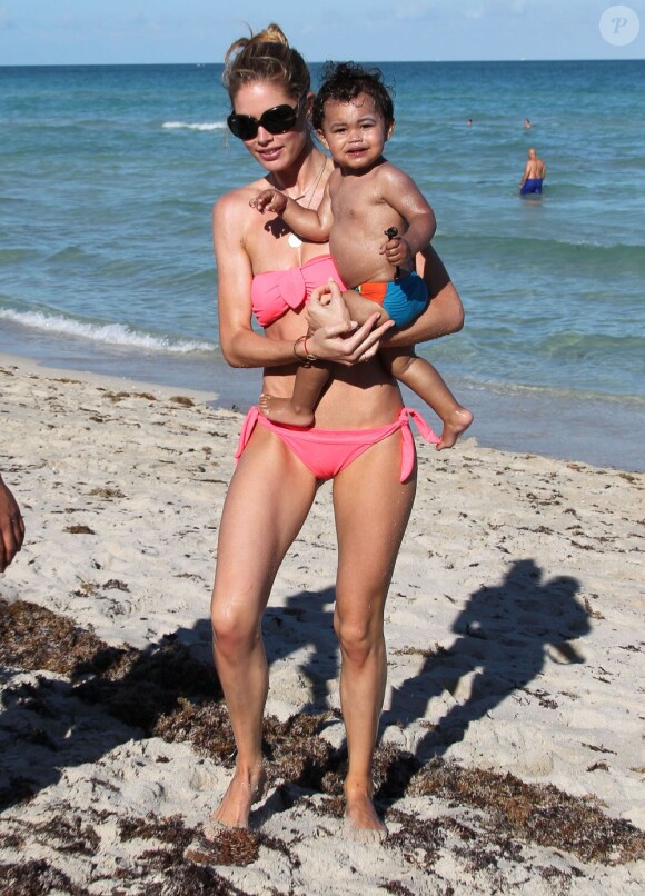 Doutzen Kroes batifole avec son fils Phyllon sur une plage à Miami. Le 24 mars 2012.
