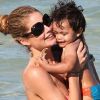 Doutzen Kroes en mode tendresse avec son fils Phyllon sur une plage à Miami. Le 24 mars 2012.