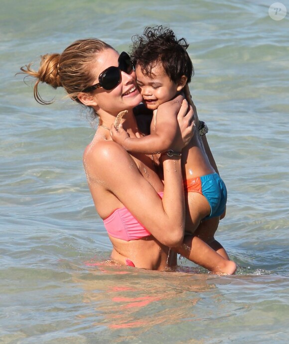 Doutzen Kroes en mode tendresse avec son fils Phyllon sur une plage à Miami. Le 24 mars 2012.