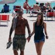 Christian Audigier et sa belle Nathalie Sorensen sortent de la plage à Miami le 24 mars 2012