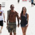 Christian Audigier et sa belle Nathalie Sorensen sortent de la plage à Miami le 24 mars 2012
