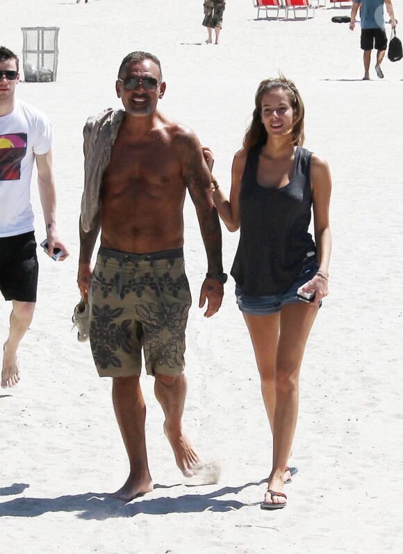 Christian Audigier et sa belle Nathalie Sorensen sortent de la plage à Miami le 24 mars 2012