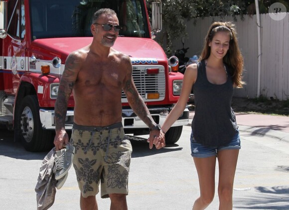 Christian Audigier et sa belle Nathalie Sorensen sortent de la plage à Miami le 24 mars 2012