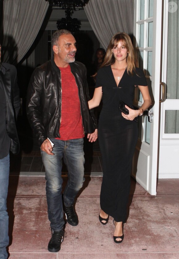 Christian Audigier et sa chérie Nathalie Sorensen, sortent du restaurant d'Olivier Martinez à Miami le 24 mars 2012