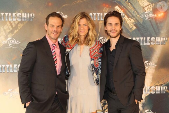 Le réalisateur Peter Berg et ses acteurs Brooklyn Decker et Taylor Kitsch présentent Battleship à Hambourg, le 26 mars 2012.