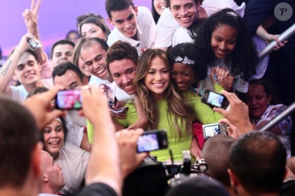 Jennifer Lopez a fait une apparition à la télévision brésilienne dans l'émission Melhor do Brasil aux côtés de son amoureux Casper Smart, le 26 mars 2012 à São Paulo, et a posé avec ses fans