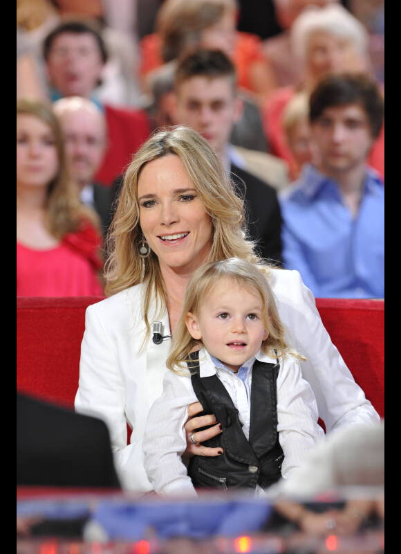 Géraldine Danon et sa petite Marion le 27 mars lors du tournage de l'émission Vivement Dimanche qui sera diffusée le 1er avril 2012