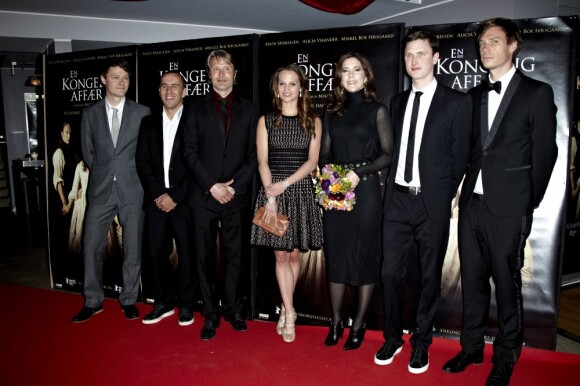La princesse Mary de Danemark, entourée notamment du beau Mads Mikkelsen (3e g.) et de la charmante Alicia Vikander (centre) à l'avant-première du film A Royal Affair de Nikolaj Arcel, le 28 mars 2012 à Copenhague.