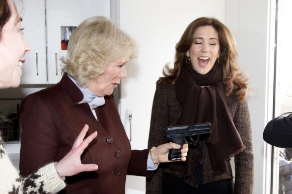 La princesse Mary de Danemark et Camilla Parker Bowles sur le tournage de la série The Killing, à Lynge, le 27 mars 2012.