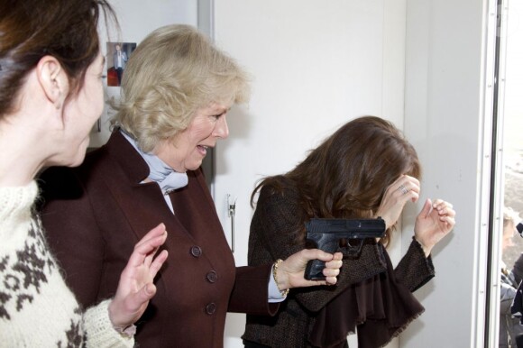 La princesse Mary de Danemark et Camilla Parker Bowles sur le tournage de la série The Killing, à Lynge, le 27 mars 2012.