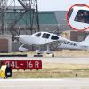 Angelina Jolie, aux commandes d'un petit avion, décolle de l'aéroport de Van Nuys à Los Angeles le 23 mars 2012