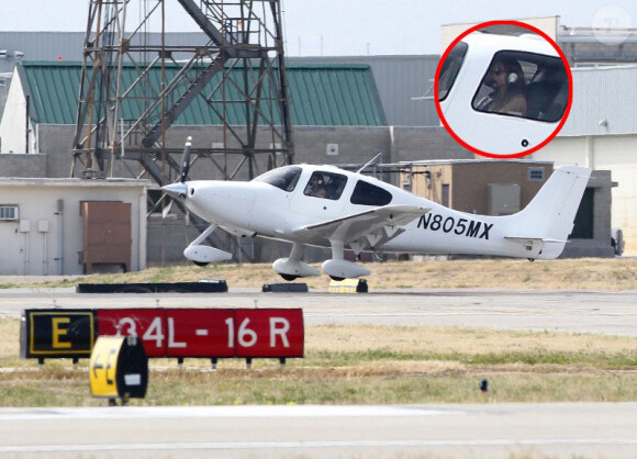 Angelina Jolie, aux commandes d'un petit avion, décolle de l'aéroport de Van Nuys à Los Angeles le 23 mars 2012